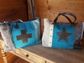 Couleur trés mode pour ces sacs cabat avec  applications étoile où croix , mélange tissu , laine et daim .