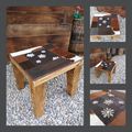 Table basse sur mesure en bois brulé pour faire ressortir les veines du bois avec plateau trés personnalisé et déco avec patwork de differentes matières .possibilité de poser un verre securite dessu.